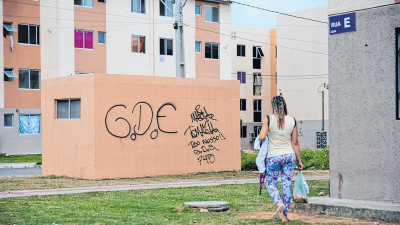 Moradores de condomínios populares convivem com ameaças de facções criminosas, em Fortaleza