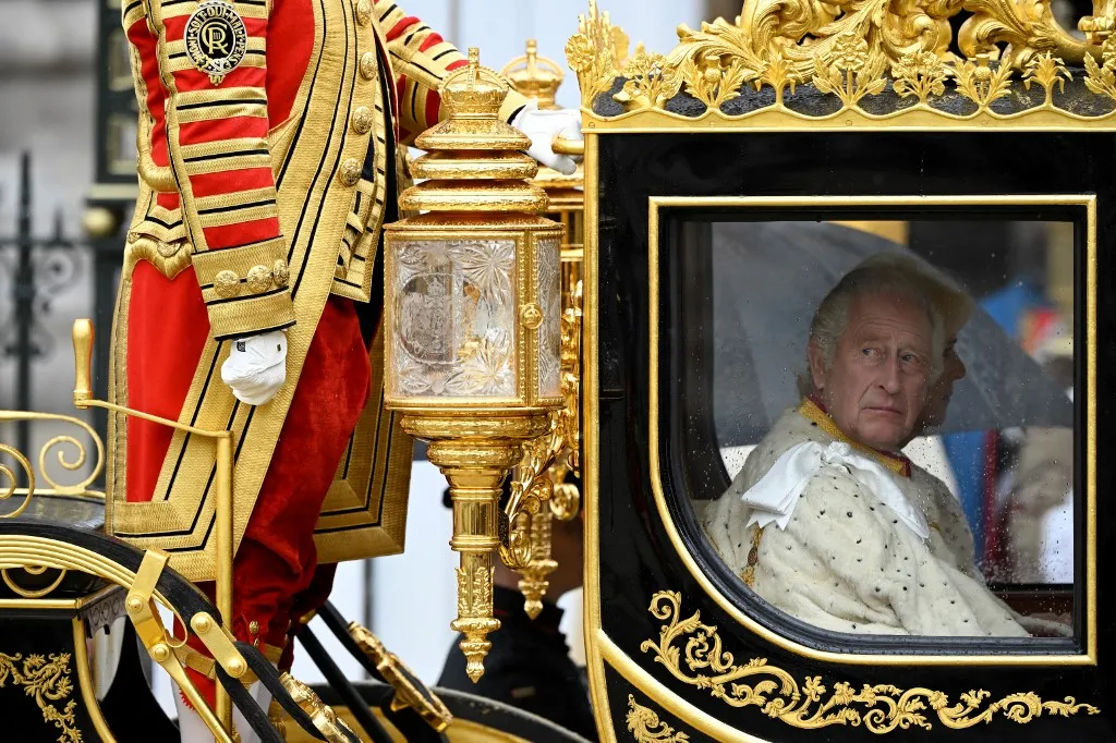 Charles III foi coroado na manhã deste sábado (6)
