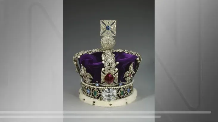 Charles trocou a Coroa de Santo Eduardo pela Coroa do Estado no fim da cerimônia de coroação