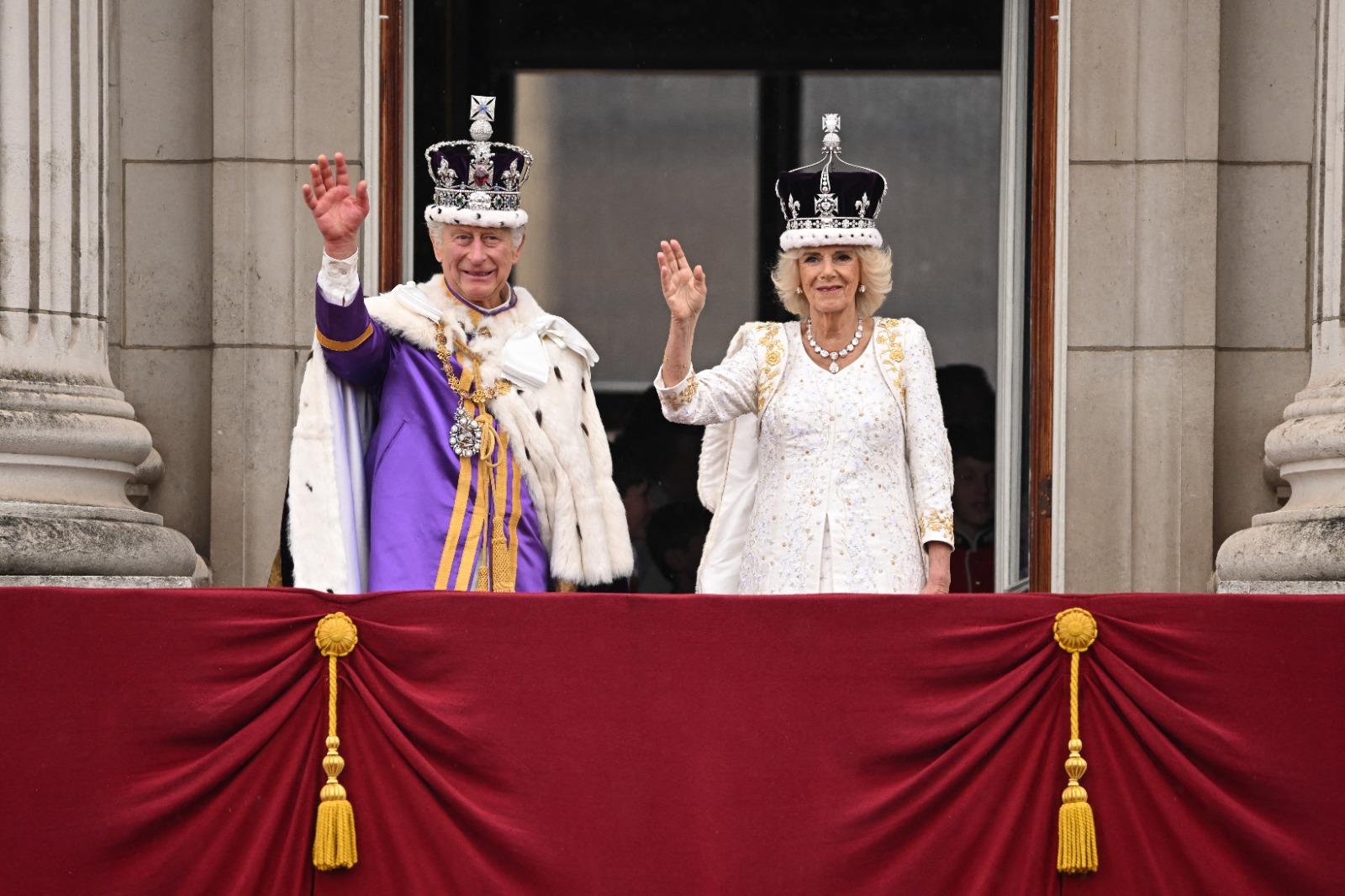 Rei Charles III é coroado em dia histórico no Reino Unido
