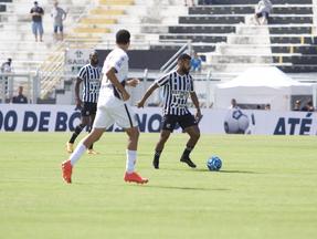 Atletas de Ceará e Ponte Preta disputam bola