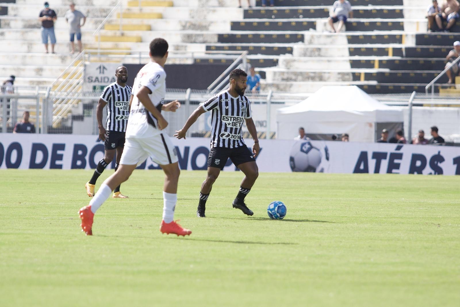 Atletas de Ceará e Ponte Preta disputam bola