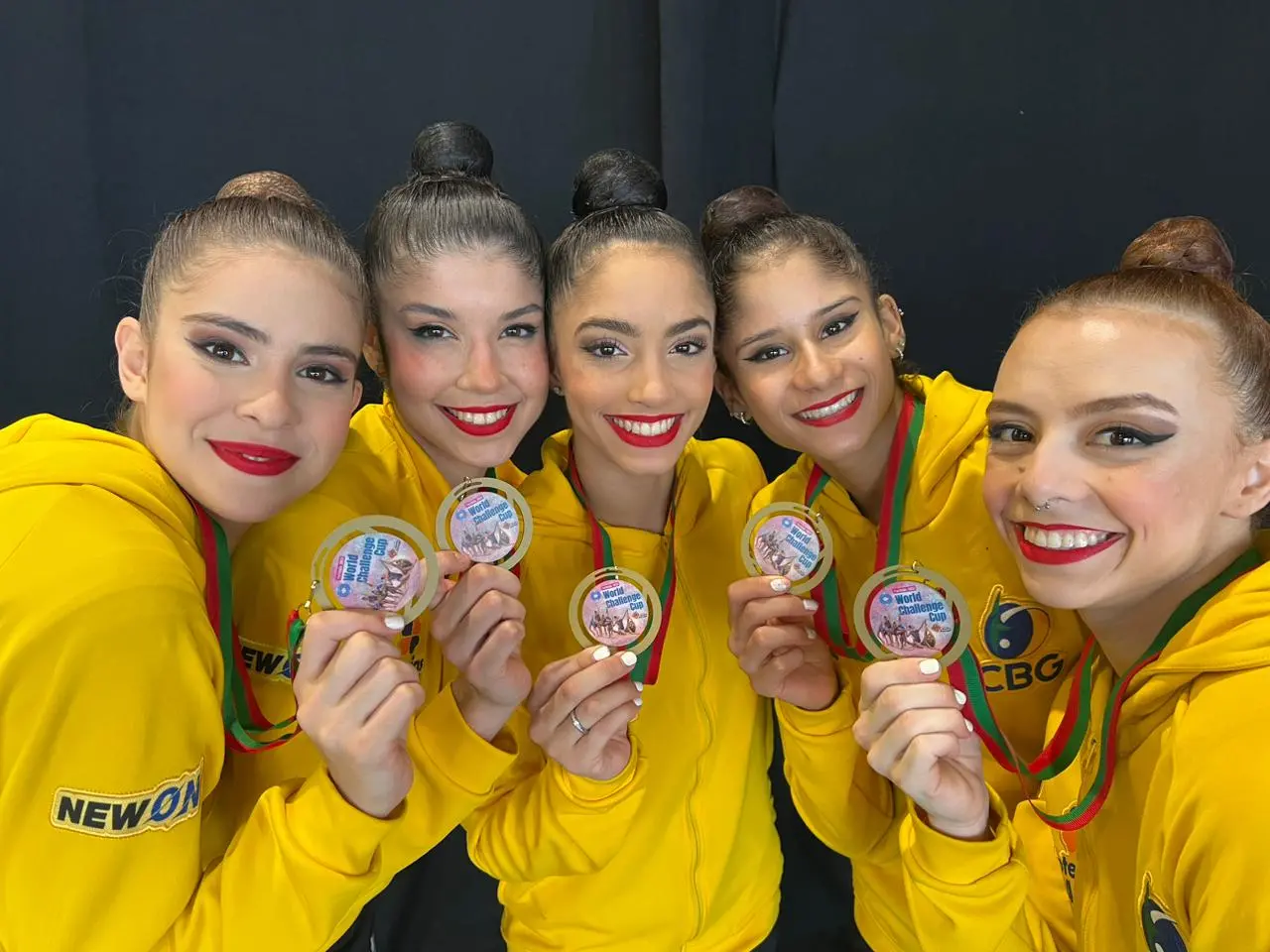 Imagem mostra grupo de mulheres atletas da ginástica