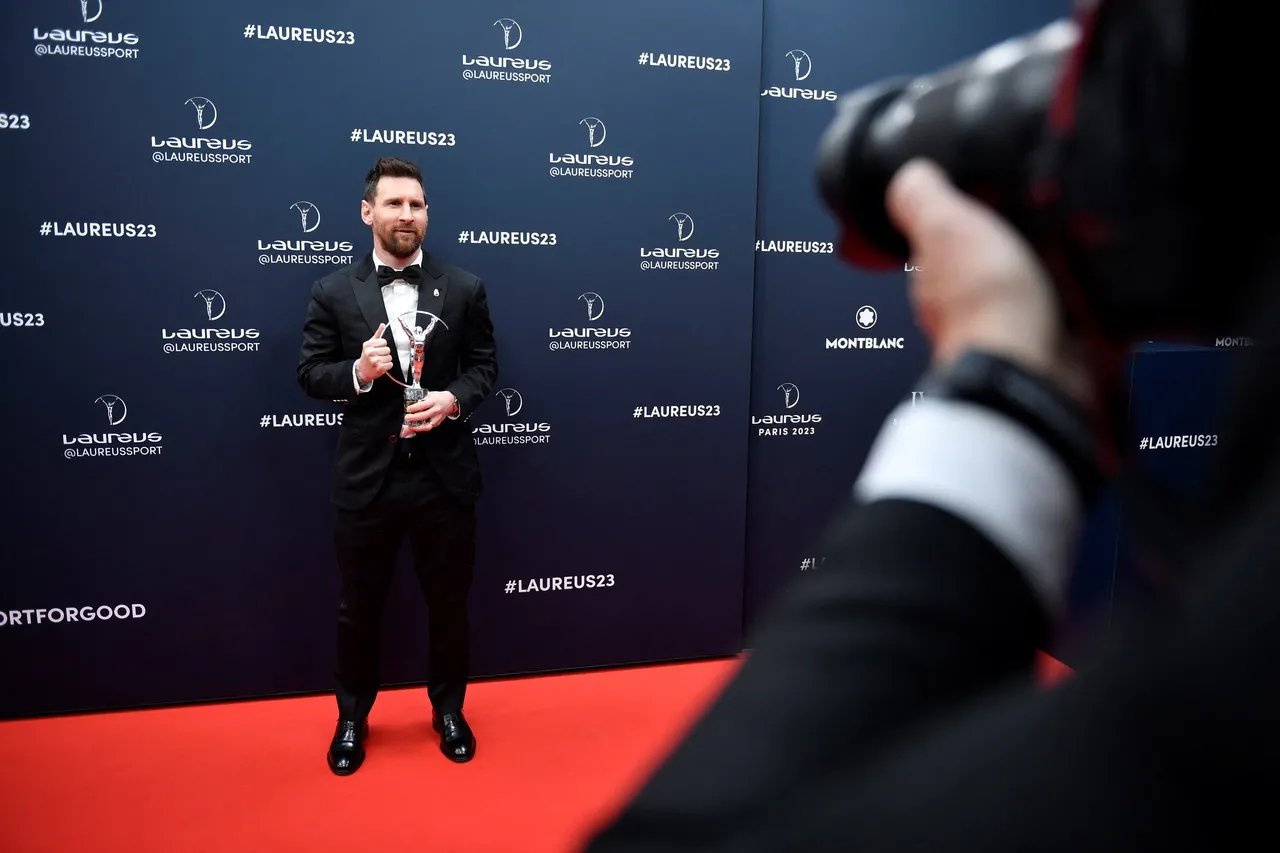 Messi posa com o Prêmio Laureus.