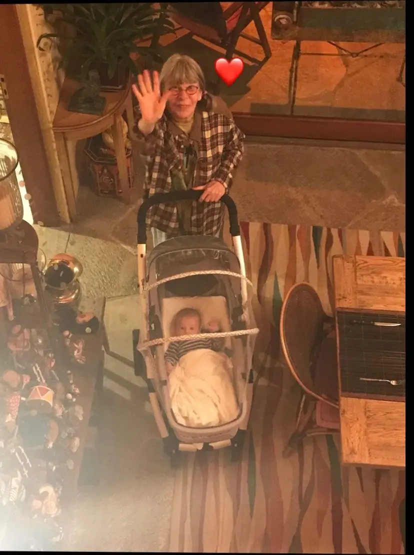 rita lee com o neto arthur, ainda bebê