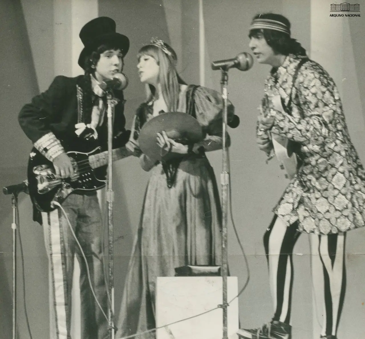 os mutantes, em imagem em preto e branco, durante apresentação