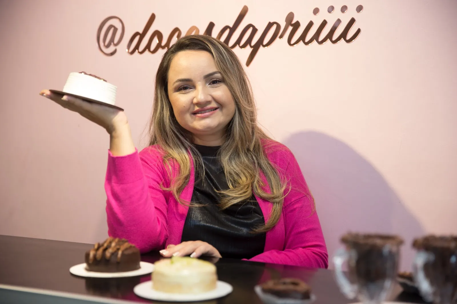 Priscila começou com bolos de EVA e posteriormente partiu para a confeitaria sem sequer saber fazer um bolo comestível. Ela expandiu a atividade após o pedido do filho: um bolo de chocolate bem gostoso para sua festinha de aniversário