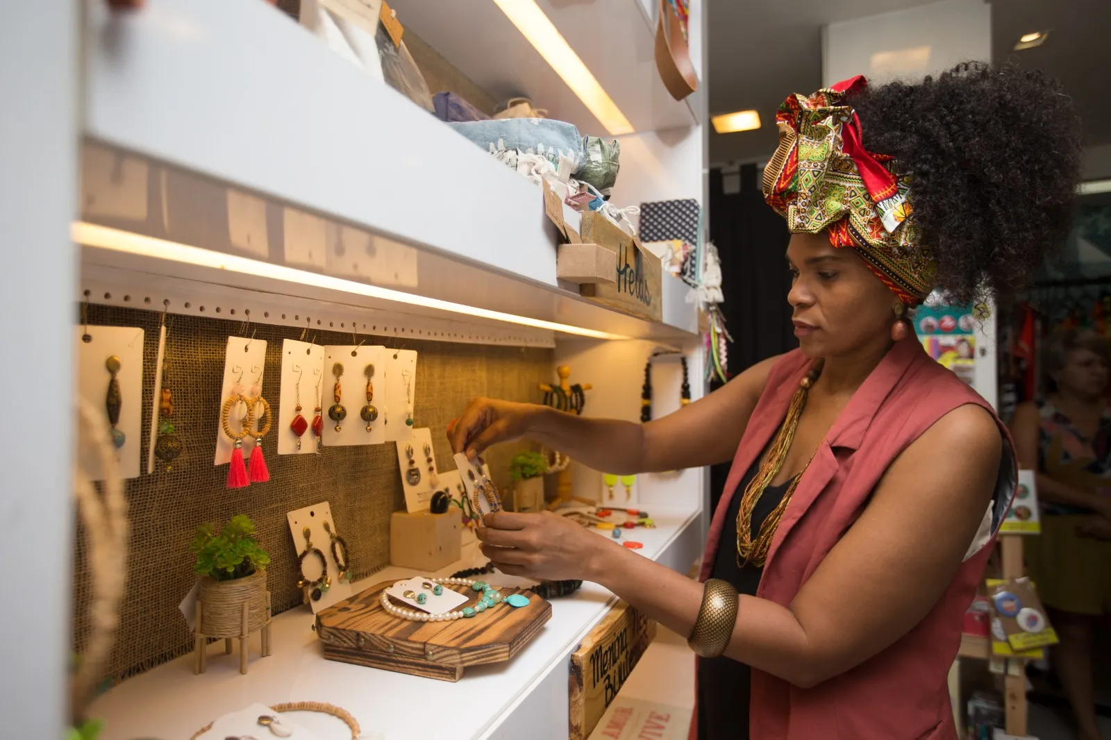 Helena começou a empreender nas bijuterias com R$ 200 no cartão de crédito de uma amiga. Com esse dinheiro, ela comprou material, produziu as peças e vendeu tudo em uma conferência