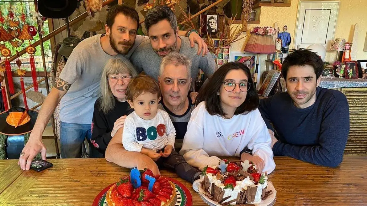 Em foto de 2019, Rita Lee aparece em casa com os netos Arthur e Izabella, o marido, Roberto de Carvalho, e os três filhos