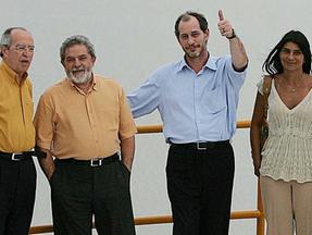 Lula ao lado do então governador Lúcio Alcântara em 2005. Ao lado deles, o então ministro Ciro Gomes e a senadora Patrícia Saboya