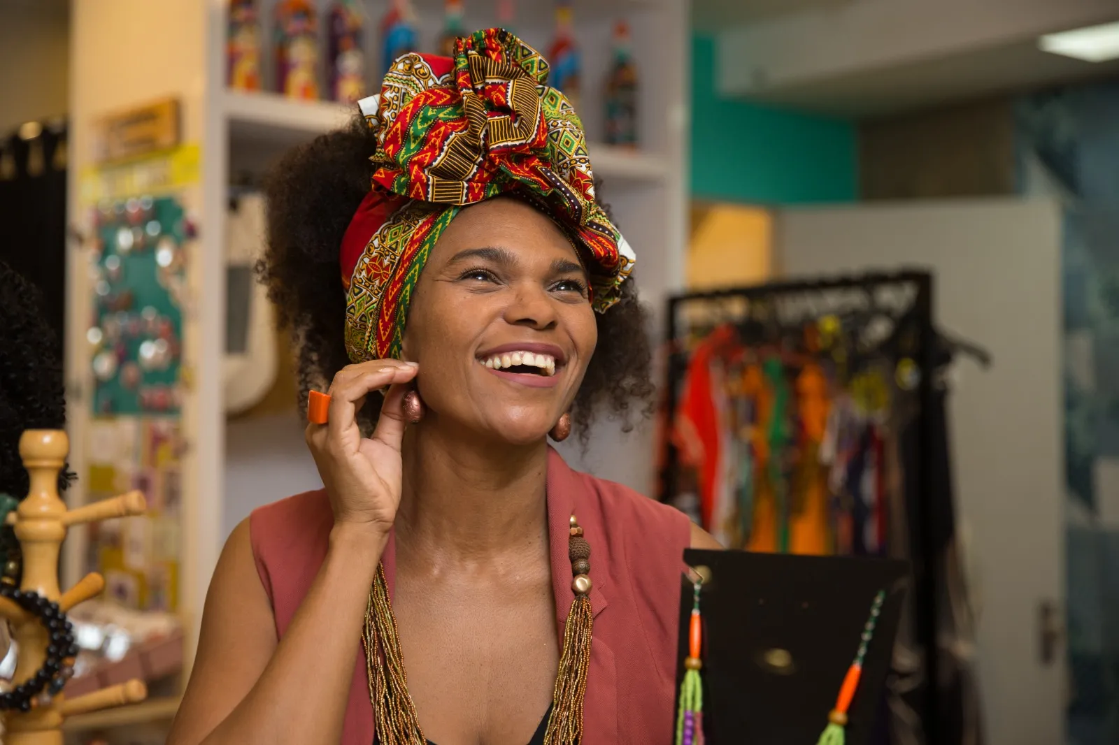 Helena é artesã há mais de 20 anos e encontrou no ofício o início da mudança de sua história de vida