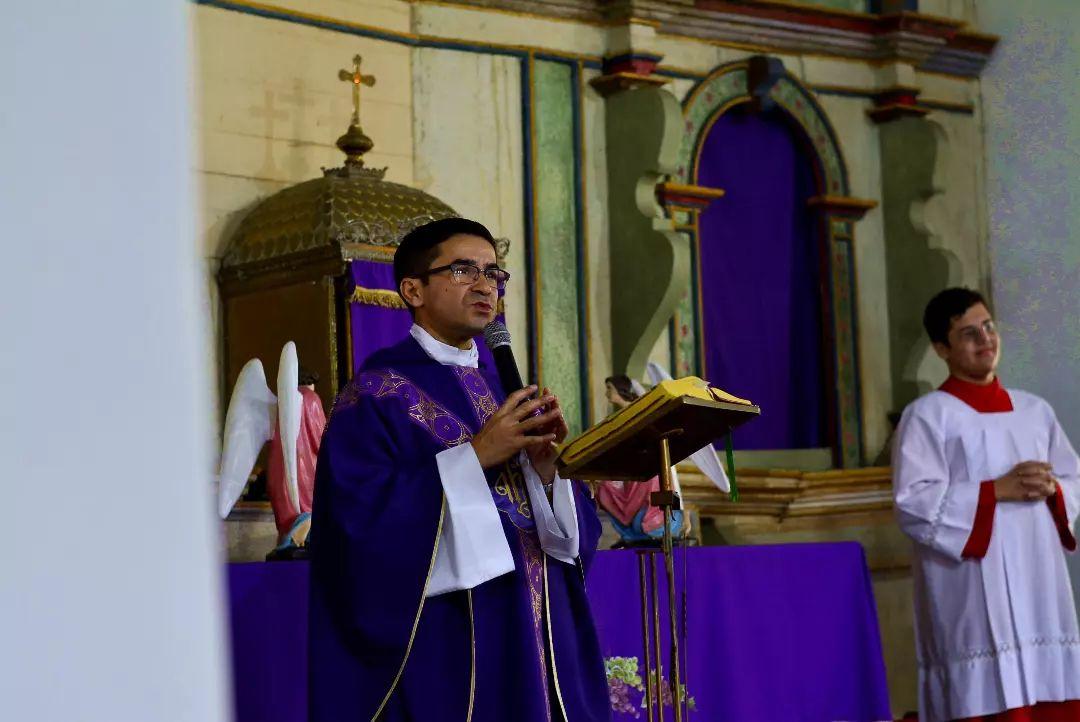 Padré Aurélio, novo bispo de Quixadá, celebrando missa