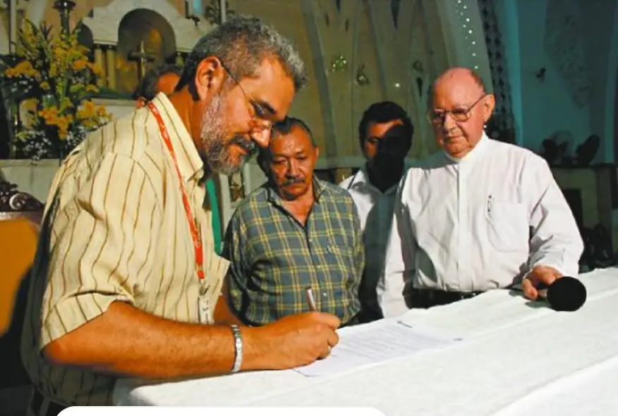 A estátua foi produzida pelo escultor Franciner Diniz que firmou contrato com a Prefeitura de Fortaleza