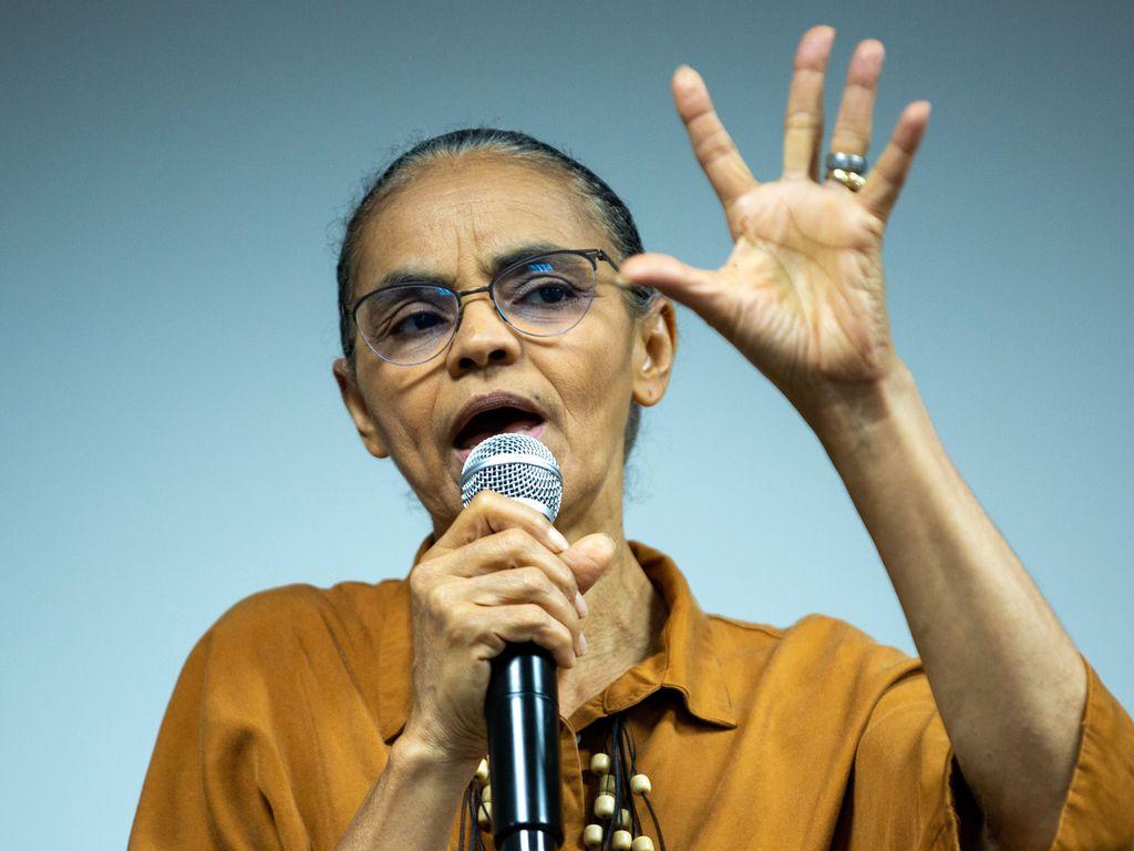 Marina Silva gesticulando enquanto discursa