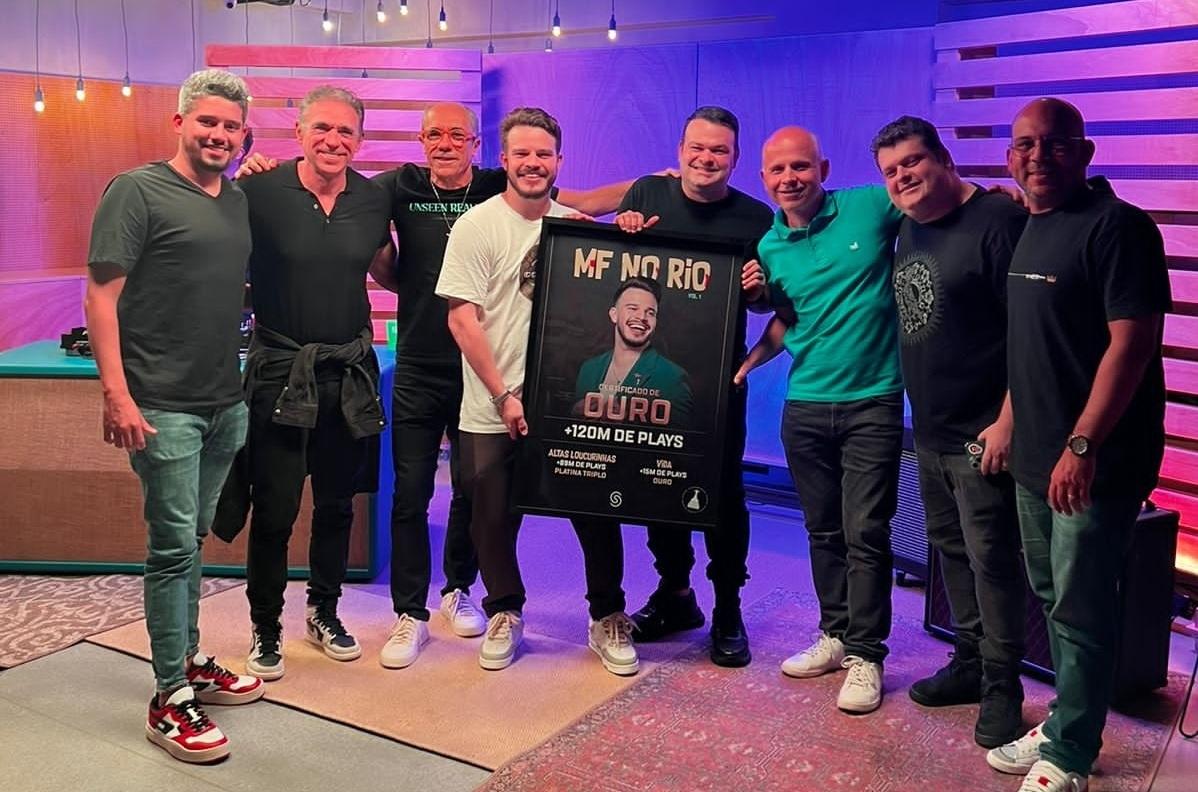 Cantor foi recebeu placa comemorativa de gravadora