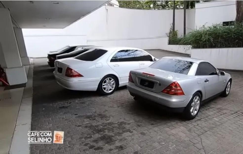 Carros mercedes-benz de hebe camargo em estacionamento