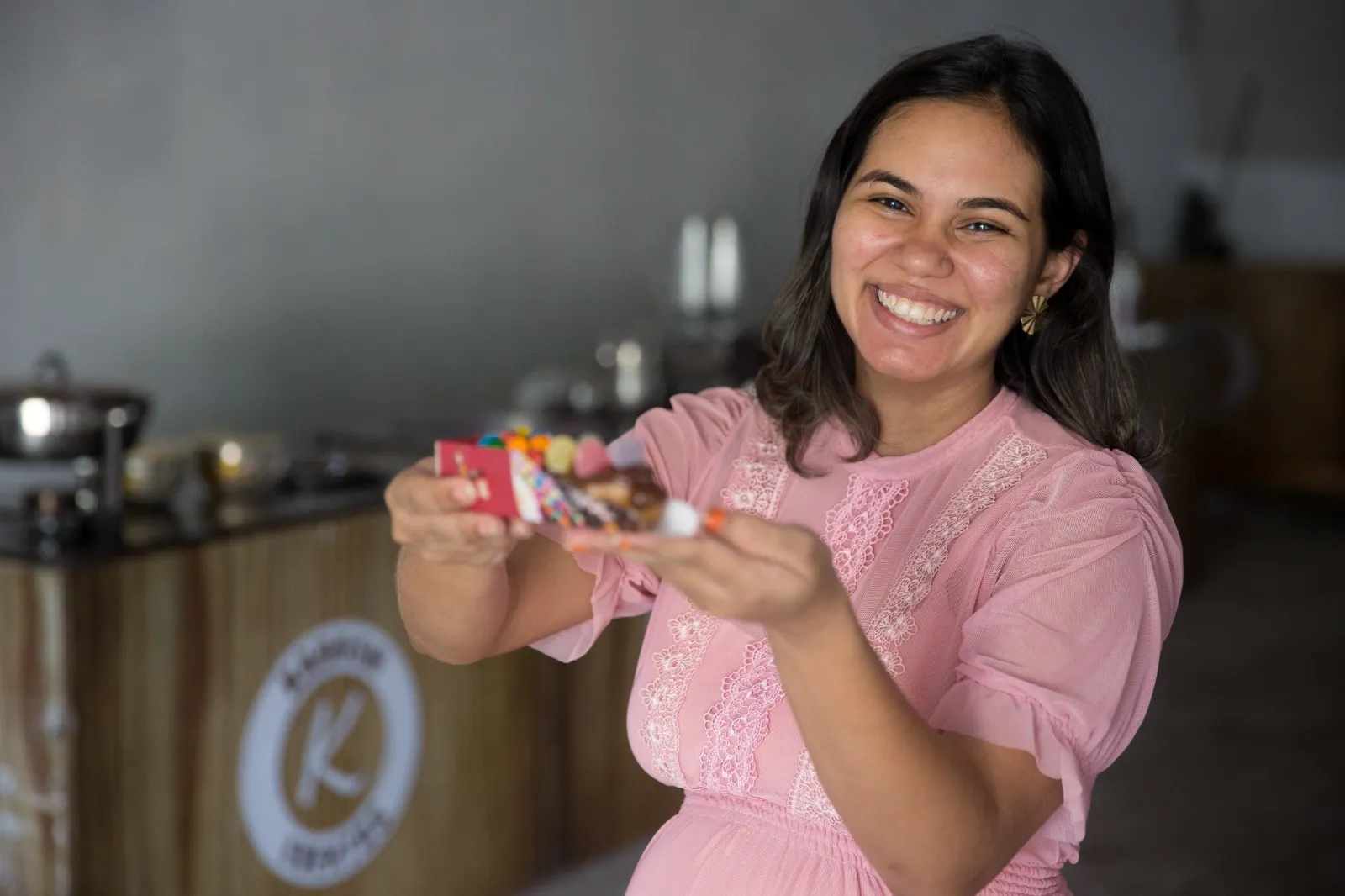 Empresa começou com o aluguel de pula-pula e, também presta serviço de bufê em aniversários, eventos corporativos e festas em geral. Um dos quitutes produzidos é o churros