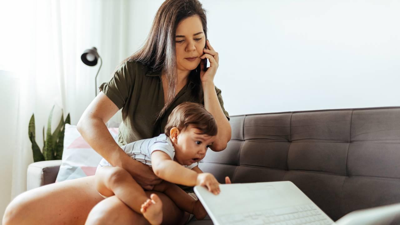 Mãe trabalahndo com o filho