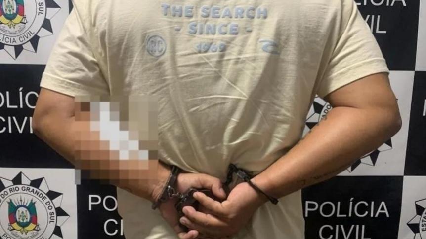 Homem de 39 anos preso com as mãos algemados e de costas