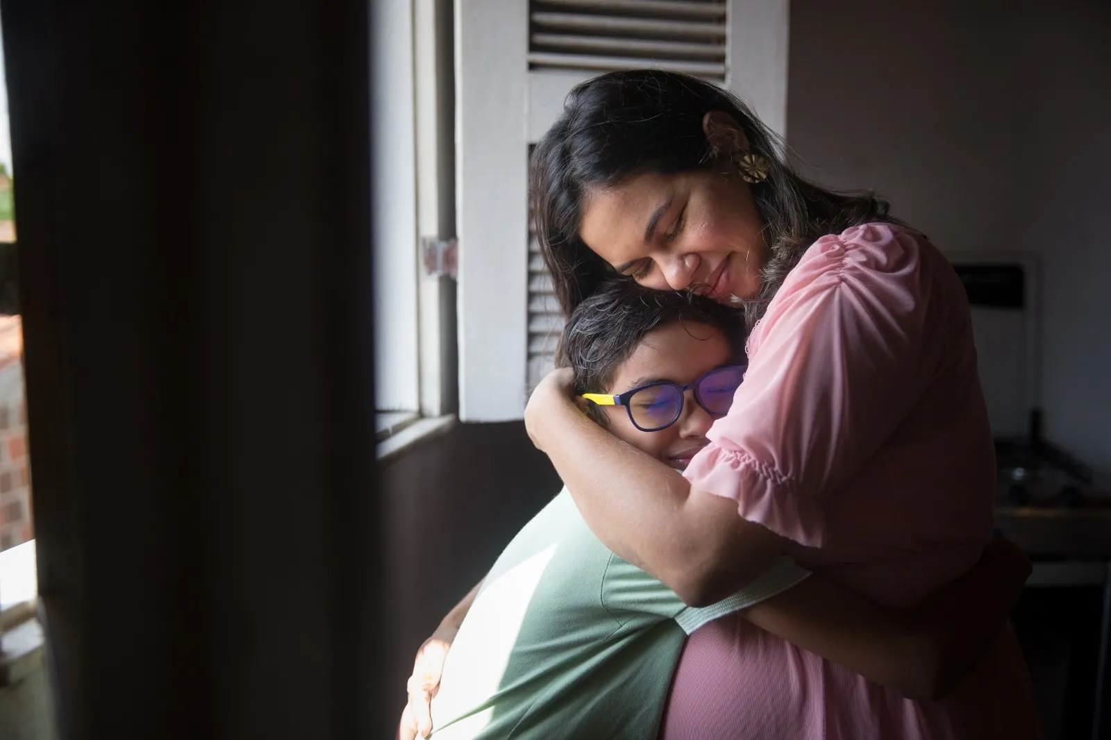 Karolayne teve seu primeiro filho ainda na adolescência. Sob o julgamento de outras pessoas e diante da necessidade de sustentar Samuel, ela se equilibrou entre múltiplos afazeres, entre eles estudar e empreender