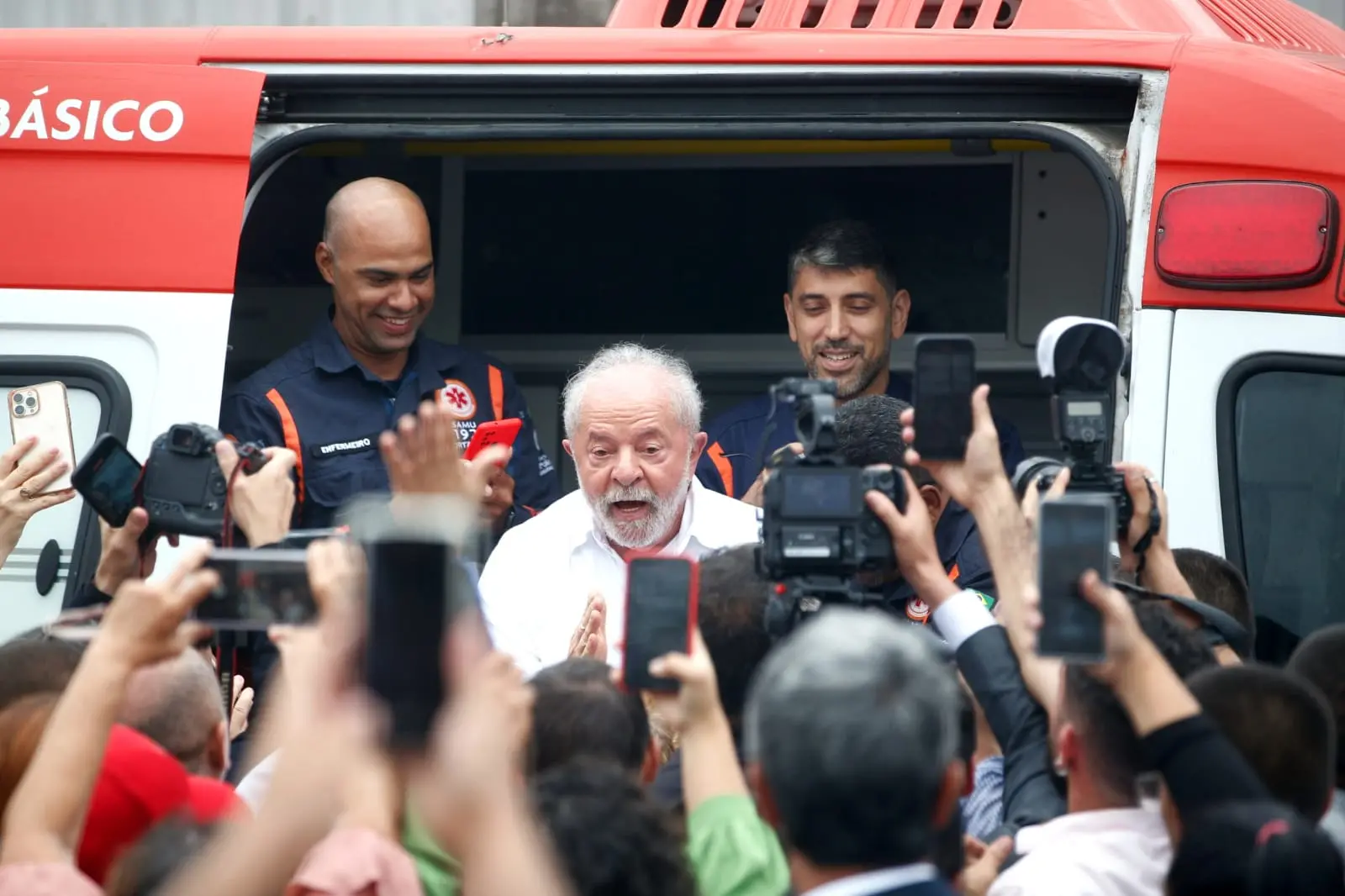 lula cumprimenta pessoas de dentro de ambulância
