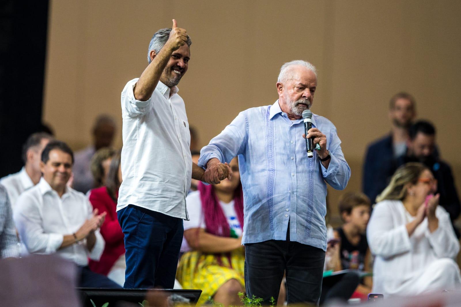 Lula com Elmano durante lançamento de programa na educação, em Fortaleza