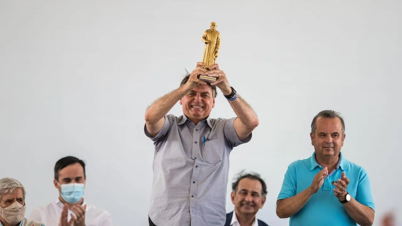 Bolsonaro em Juazeiro do Norte, ao lado de apoiadores e políticos, ergueu uma estátua do Padre Cícero.