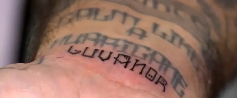 Imagem mostra pulso de um homem com tatuagem