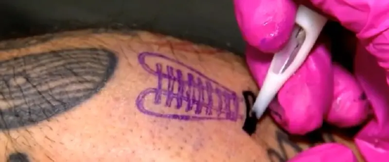 Imagem mostra tatuagem de futebol
