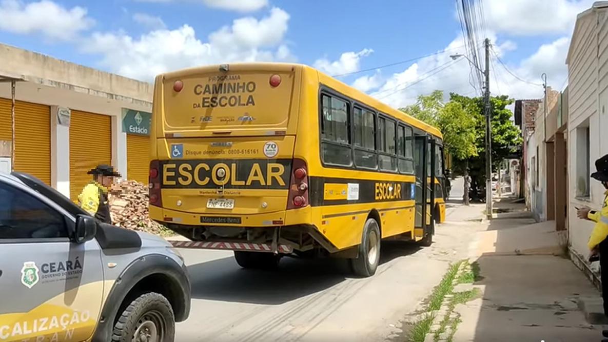 Motorista de ônibus escolar abandona veículo ao ser parado em