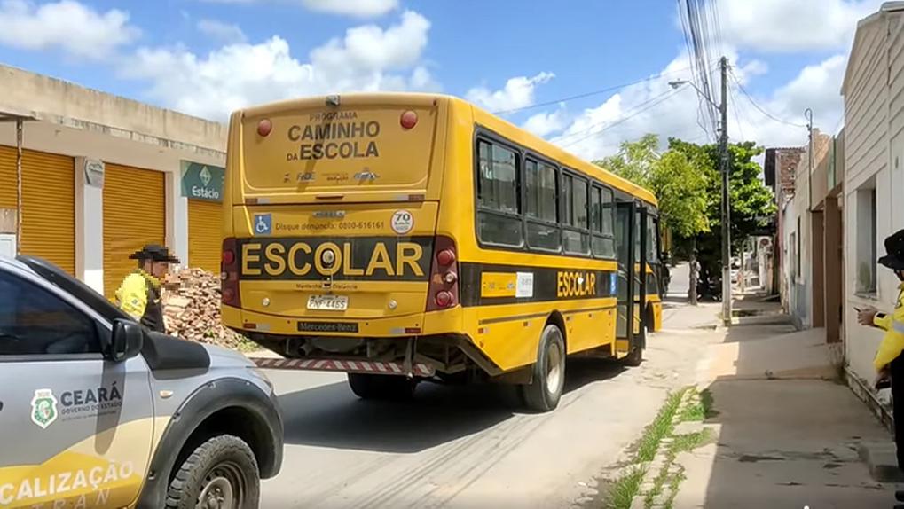 Motorista de ônibus escolar abandona veículo após ver fiscalização do Detran-CE