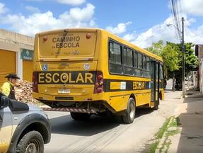 Motorista de ônibus escolar abandona veículo após ver fiscalização do Detran-CE