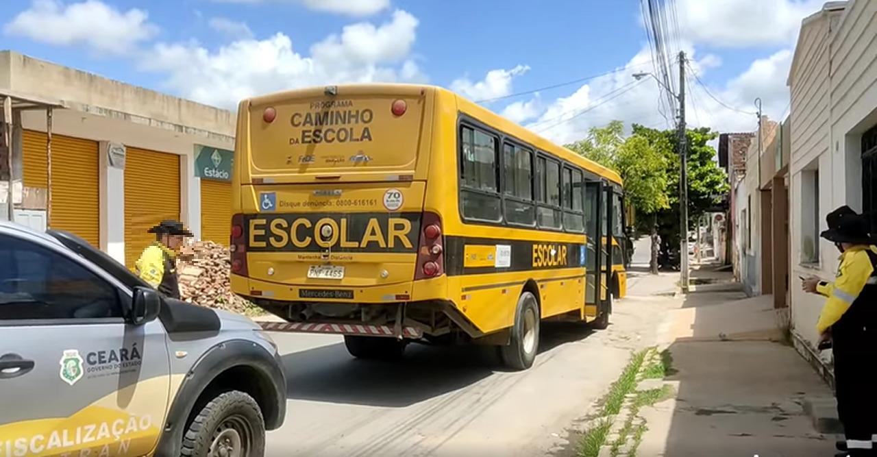 Motorista de ônibus escolar abandona veículo ao ser parado em