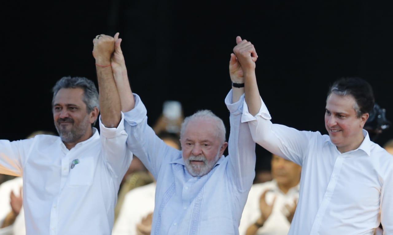 Governador Elmano de Freitas (PT),  o presidente Lula (PT) e o ministro da Educação, Camilo Santana (PT)