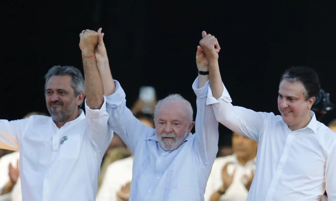 Governador Elmano de Freitas (PT),  o presidente Lula (PT) e o ministro da Educação, Camilo Santana (PT) no Crato