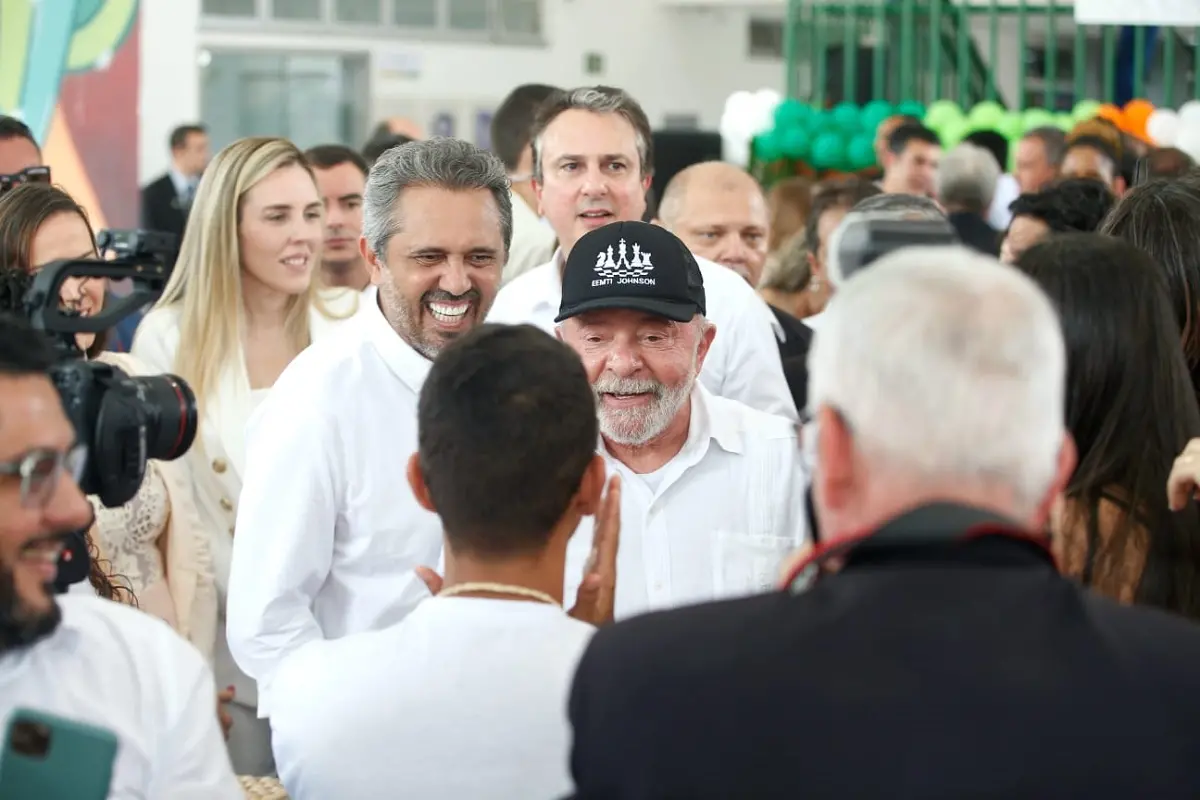 Lula, Elmano, Camilo e a vice-governadora, Jade Romero, em visita à escola em Fortaleza
