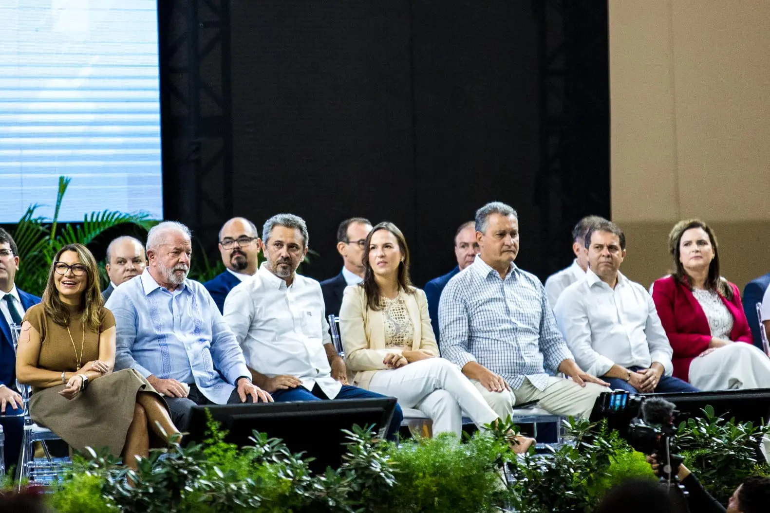 Evandro Leitão na ponta direita, ao lado do ministro da Casa Civil, Rui Costa