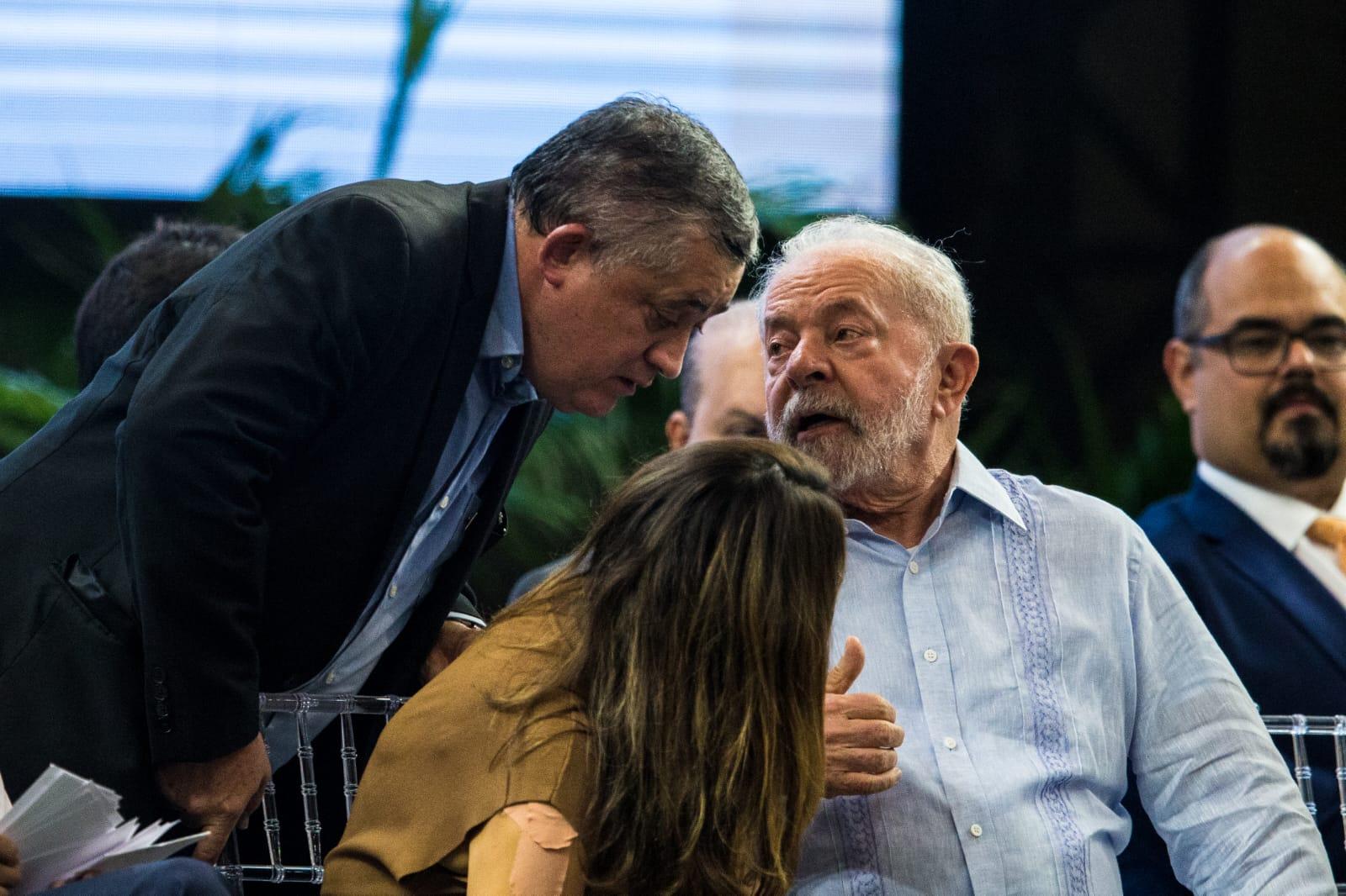 Líder do Governo, José Guimarães, com Lula, no Centro de Eventos