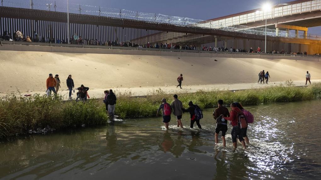 Pessoas tentando atravessar a fronteira dos Estados Unidos