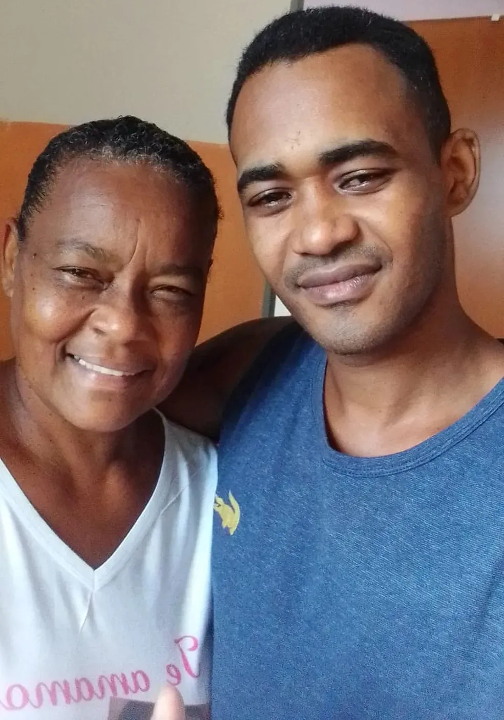 Paulo Alberto ao lado da mãe, Maria José Vicente, na manhã deste sábado
