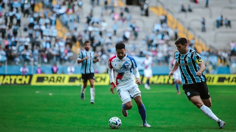 Em jogo de oito gols, Corinthians e Grêmio ficam no empate em