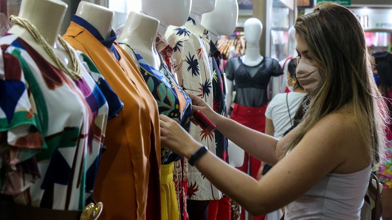 Consumidora comprando roupa