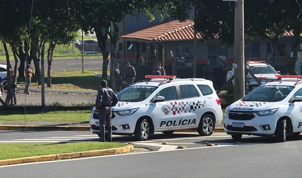 Viatura de Polícia em frente ao local
