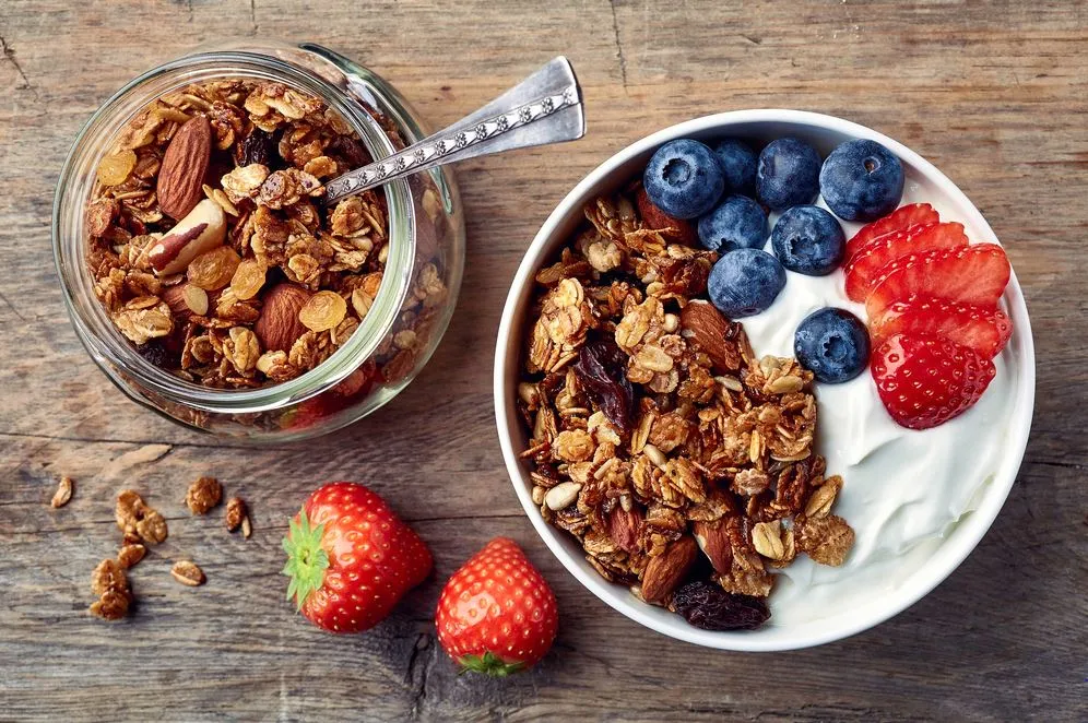 Uma das formas de consumir granola é acompanhando o iogurte