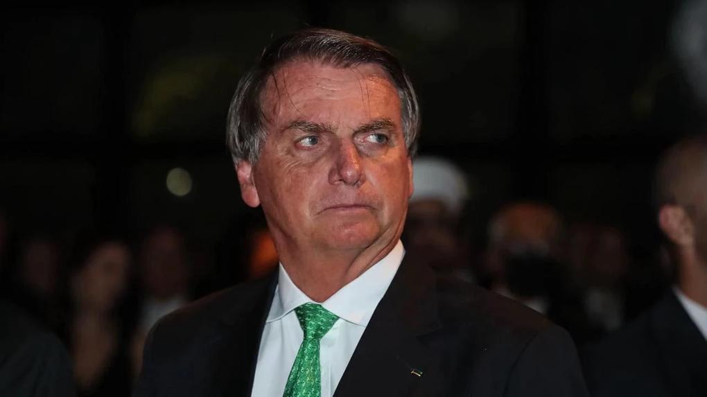 Bolsonaro com expressão séria