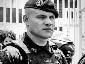 Foto em preto e branco do policial militar que morreu durante uma perseguição