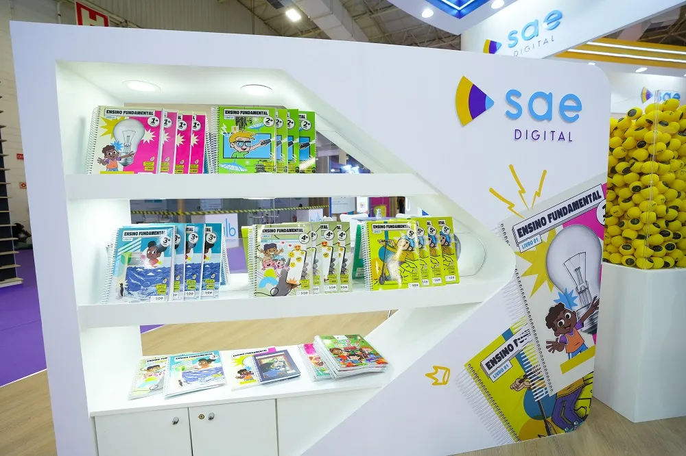 Uma das novidades que o SAE Digital trouxe para o mercado educacional, na época de sua criação, foi a realidade aumentada na capa dos livros