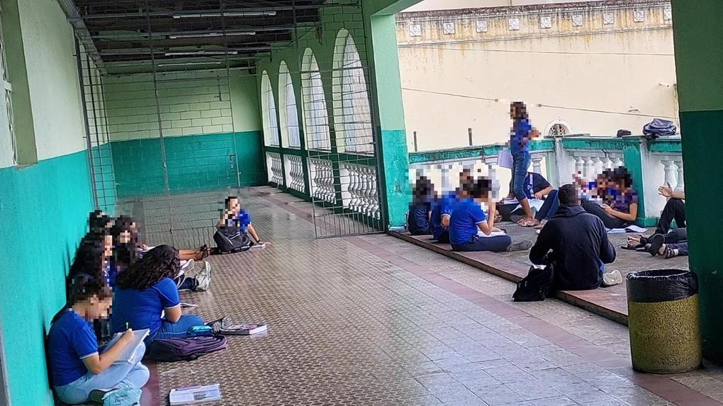 Estudantes de escola estadual assistem aulas nos corredores