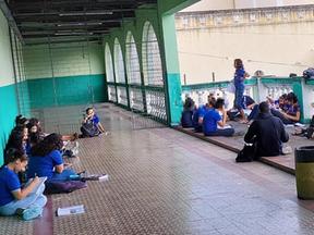 Estudantes de escola estadual assistem aulas nos corredores