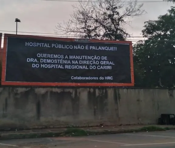 Outdoor instalado por colaboradores em apoio à manutenção de Demostênia Rodrigues na direção geral do Hospital Regional do Cariri